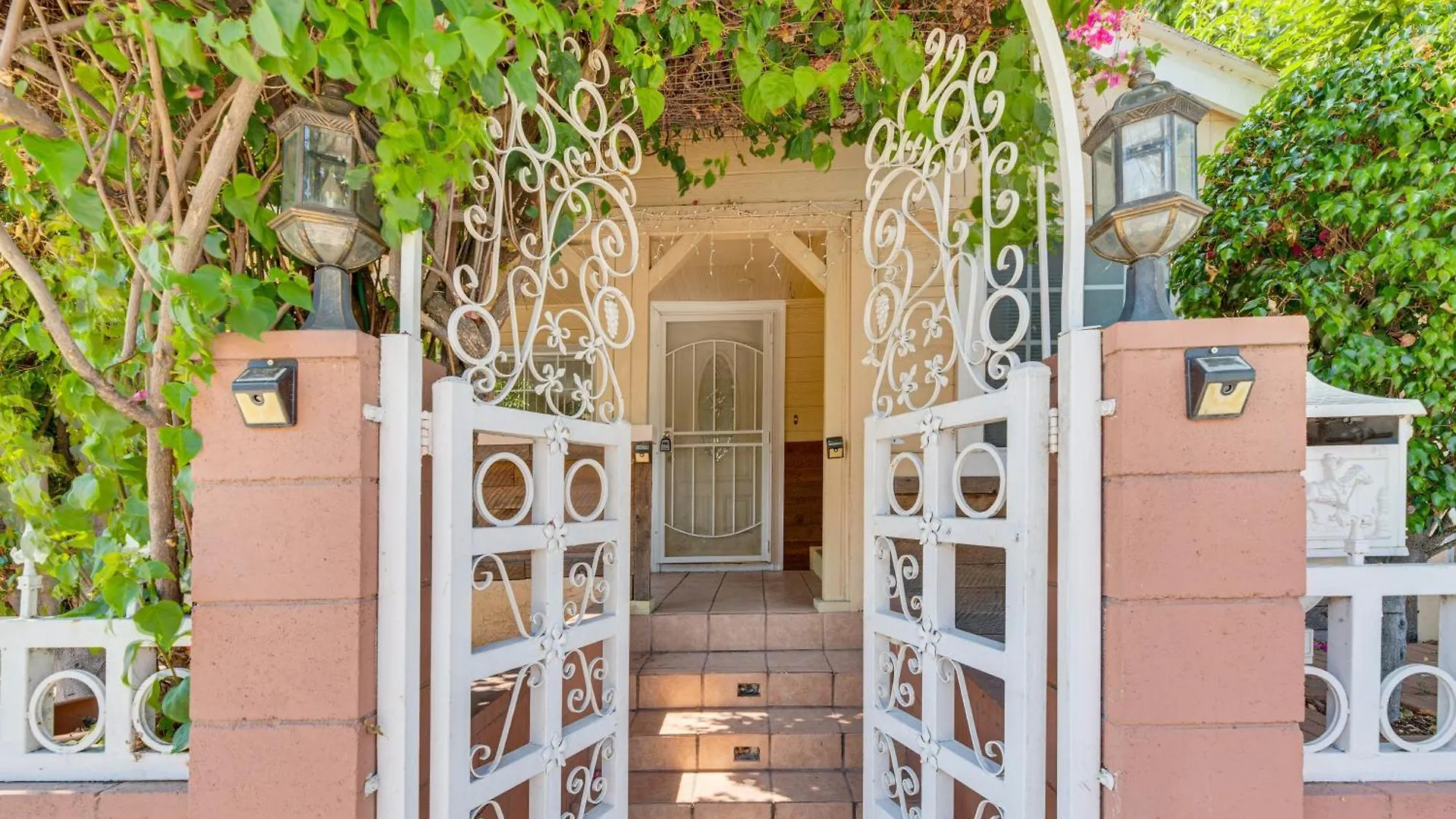 Burbank Home With Yard, Walk To Downtown Shops! 米国