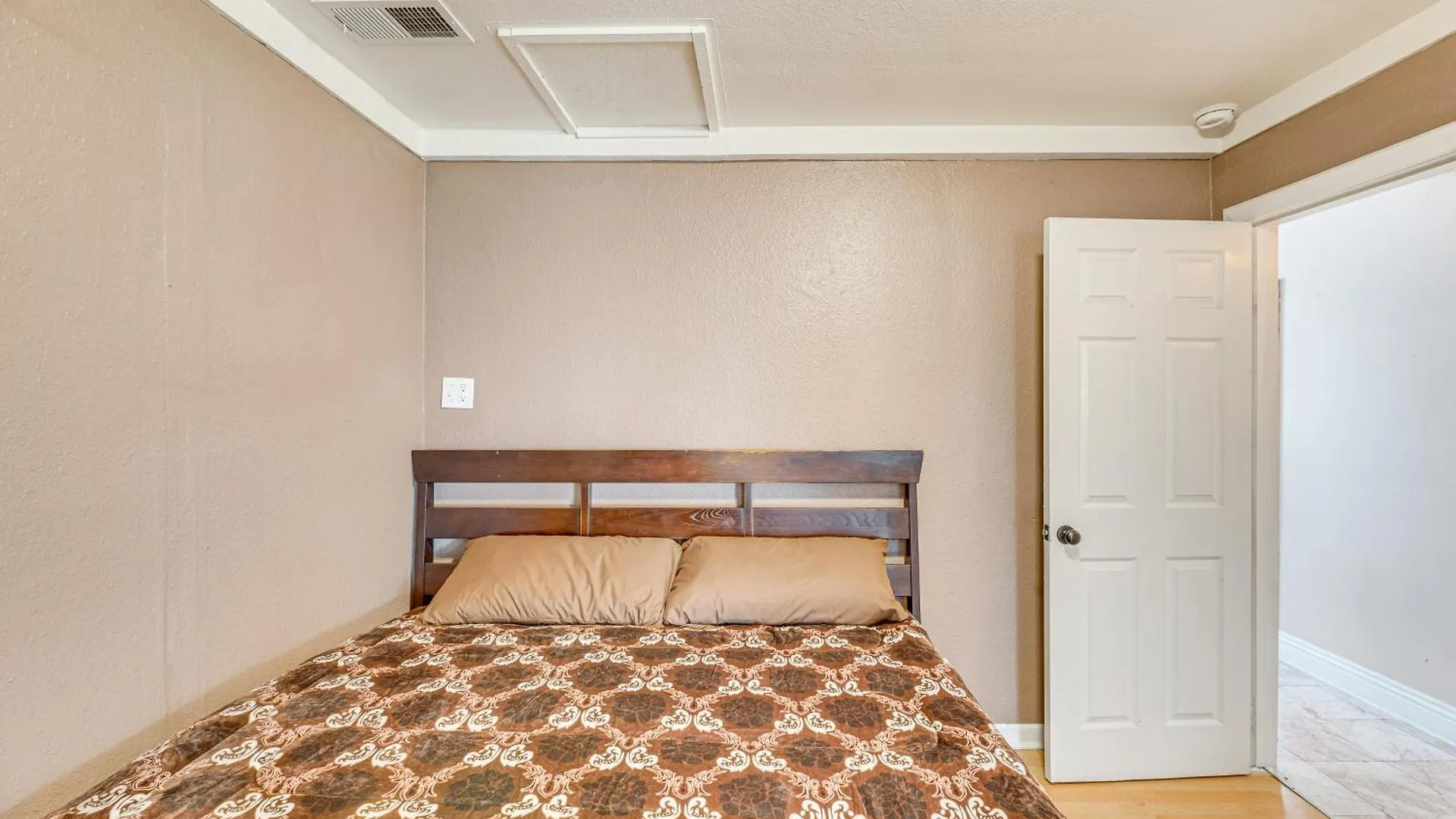 別荘 Burbank Home With Yard, Walk To Downtown Shops!